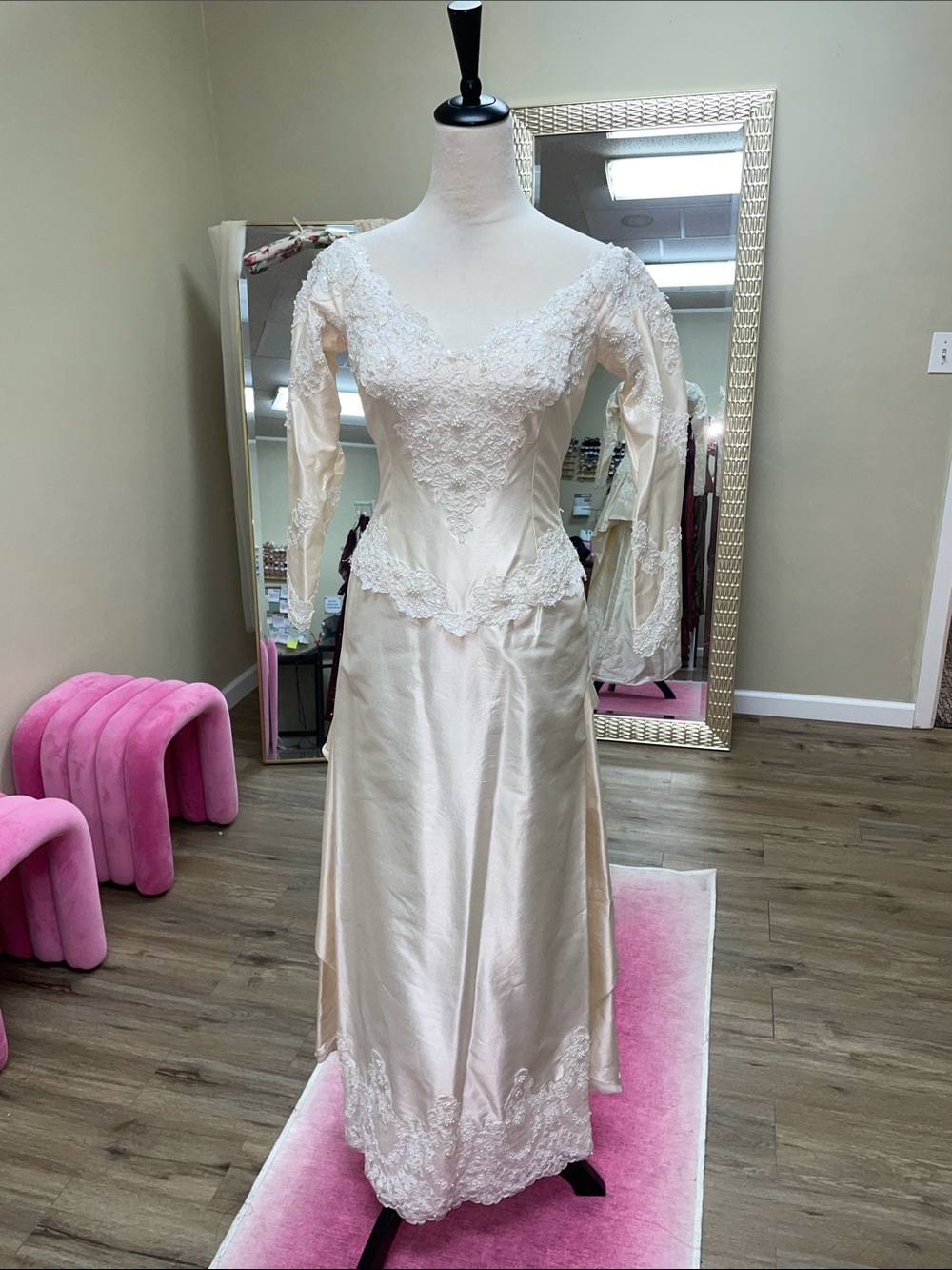 VINTAGE WEDDING DRESS!!! :)